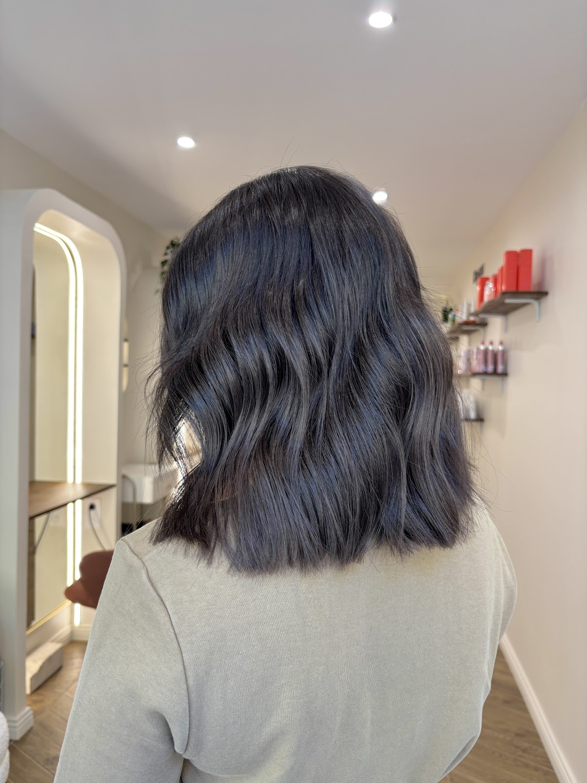 Détail artisanal de coiffure au Salon MK, Lyon